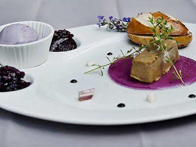 Logis Le Quai Fleuri Hotel 3*